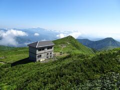 大朝日岳山頂避難小屋