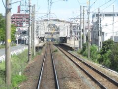 2021.07.23　博多ゆき区間快速列車車内
今回は残念ながら（？）妻がいる。連結部分の写真を撮ると、乗る車両は必然的にクハになる。困ったものだ。けやき台を通過するといよいよ福岡県。大野城を出た頃、我慢できず妻を置いてモハに立ち寄ってから先頭車両へ。二日市で先行する鈍行を抜いたので本線上に邪魔者はおらず、直流モーターをぶん回しながら天下の鹿児島本線を快速運転で北上する。