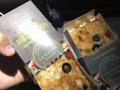 夜食のお時間です。ピザを頂きました。