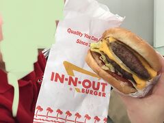 定番のIn n outのハンバーガー。最近ではよく日本人の方のインスタとかでもよく見かけますね。