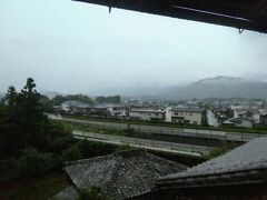 おはようございます。
今4時40分、日の出の時刻です。
向こうに見えるのは、朝熊山。

picotabiさんの旅行記のお部屋と同じだったので朝熊山からの日の出がきれいだったから楽しみにしていましたが
外は雨。
あれ？天気予報では雨ではなかったような気がしますが、雨女のパワーのせいでしょうか？

picotabiさんの旅行記はこちら。
https://4travel.jp/travelogue/11673526
写真全てが素敵です。
