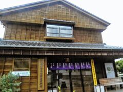 伊勢街道を歩きます。
伊勢古市参宮街道資料館の前を通ります。
伊勢歌舞伎や古市遊郭にまつわる資料が展示してある資料館だそうで
無料だしせっかく麻吉旅館に泊まっているので覗いてみたかったけど
9時にならないと開かないらしい。
まあ、普通5時から開いている資料館はないだろうけどね。
