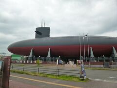 こちら大和ミュージアムの向かいにある「てつのくじら館」です。
時間制での入場でした。戦後に機雷（海中にある地雷）を掃海する歴史が展示紹介されています。潜水艦の実物艦内にも入れます。
