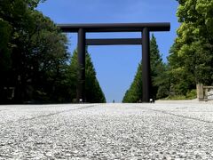 駅から徒歩3分。
見えてきた～！！靖国神社の第一鳥居。
空のブルー、生い茂る木々のグリーン、そして荘厳な雰囲気を漂わせている立派な鳥居…