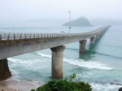 次の目的地は角島。
時間的にこの辺りでお昼ご飯かな、と思っていて、最初は角島大橋を見渡せるイタリアンレストランに注目していたのですが、改装のための休業におそらくコロナ休業が重なって、HPのお知らせではずっとお休みのまま。
次に注目したのは角島でのお魚、特に特牛イカの活造りが食べられるお店があるとのことで行ってみることにしていたのですが、このお天気。果たして魚が揚っているかどうか？
ともあれ、角島大橋も霧にかすんでいました。
