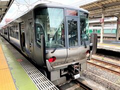 普通列車に乗って和歌山駅着。
移動中、息子に「まだ着かないのかな？」
と何度か聞かれました(´・ω・`)

息子と電車の写真を撮っていたら、運転手さんがパンダくろしおのシールをくれました。