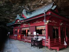 鵜戸神宮は洞窟の中にあります。建物の赤さが印象的。

外の暑さとは対照的に、涼しさが心地よかったです。