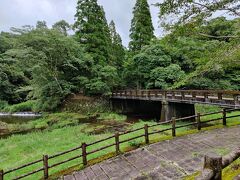 続いて吾平山上陵にやってきました。
皇族系の土地なので宮内庁管理。
近くの水場では水遊びする子供がたくさんいた。
連休初日だもんねー。