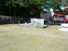 ソロモン諸島の国立博物館の前庭の慰霊碑です。

川口支隊の主力部隊であった歩兵第１２４聯隊の慰霊碑が置かれています。