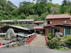 その７
新湯温泉　新燃荘（鹿児島県）
http://www.minkoku.com/yado/top.php?yado_id=84
（九州八十八湯）

好きすぎる硫黄泉。濃いーーーーーー硫黄泉。
この日は混浴である露天風呂が前に来た時よりもぬるかった。
なのでずーっと入ってられた。
おじさんたちも入ってくるけど見えないからOK！
硫黄まみれになった最高！