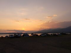 マジックアワー♪写真がうまく取れなかったけど、BBQしながら林の隙間からも綺麗に見えましたよ。この開けてる感じがなかなかないよね、湖は、台風近づいていたせいなのかわからないけど、ものすごく気候は快適でした。虫もいないし、暑からず寒からず。