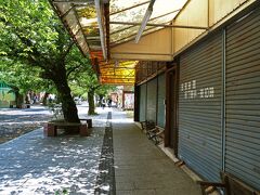 10：00にHOTELを出発して、祐徳稲荷神社の無料駐車場に到着したのは11：10頃。
参道の両端には土産物販売する商店街が続いていたけど、緊急事態宣言で観光客が少ないせいなのか、GW中の日曜日なのに大半の店がシャッターを下ろしたままだった。