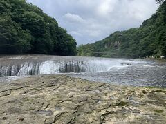 吹割の滝にやって来ました。
水が多くて流れが速く、見ごたえがありました。水しぶきが上がってマイナスイオンのシャワーを浴びました。
新緑が綺麗でした。