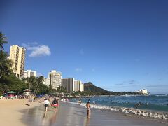 お腹いっぱいになり、ワイキキビーチまで散歩気分で歩きます。青い空と青い海。いいですね。