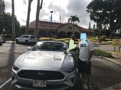2日目からはレンタカーを借ります。両母親からのリクエストでオープンカーをレンタルしました。かっこいいFord Mustangです。