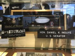 ついに帰国の日。ダニエルKイノウエ空港です。このDaniel K Inoueさんはハワイ生まれの日系人。第二次世界大戦が勃発し日系人は敵国人という扱いを全米で受けます。しかし若者はアメリカ人であるということを認めてもらうためにアメリカ軍として大戦に参戦します。日系人部隊は欧州戦線で勇猛果敢に戦い、多くの戦死者を出しながらも孤立した部隊を助け出す等して貢献します。それが故にアメリカ軍史上一番多くの勲章を受章した部隊として今でも語り継がれています。そして戦争で片腕を失くしたInoue氏はその後上院議員になり、上院議長にまでなりました。ホノルル国際空港はその功績を称えてInoue氏の名前が名称になっています。