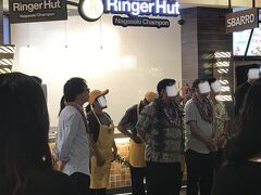 4日目はロイヤルハワイアンセンターに寄りました。目的はハワイアンキルト体験なのですが、そしたらなんと日本でおなじみのリンガーハットの開店式典をやっていました！長崎出身としてはとても嬉しい瞬間に遭遇です！