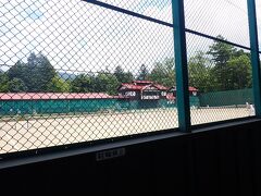 「軽井沢会テニスコート」の脇を通ります。

上皇様と上皇后様の出会いの場所。
この日もたくさんの方がテニスを楽しまれていました。

クラシカルな雰囲気漂ってます。
とっても軽井沢らしい風景。