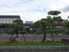 新発田駅の松が印象的