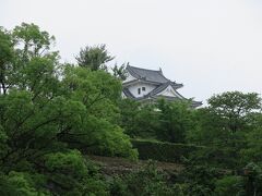 博物館すぐそばの福山城は工事中でした。

ちょうど雨も降りだしたので、昼ご飯へGO。