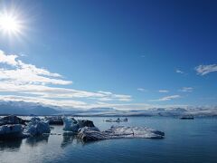 この日最後の見学場所　ヨークルスアゥルロゥン氷河湖　ダイヤモンドビーチの氷が流れ出す湖してアイスランド最大の氷河湖でその面積は約18km?　地球温暖化の影響で氷河が後退する一方、氷河湖の面積が大きくなり1970年代と比べると4倍となっているそうです