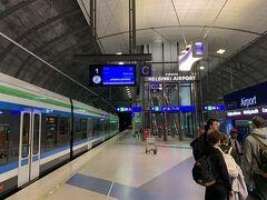 6/26　アイスランドからの飛行機は0:30にヘルシンキヴァンター国際空港に到着　本来なら8:15のフライトでノルウェーのベルゲンに飛ぶ予定だったのですが荷物がないので取りやめ
空港内で仮眠を取った後、7時半頃空港を後にして電車利用にて市内へ向かいます　到着ロビーから鉄道のマークが表示されているのでそれに従って進みホームに到着