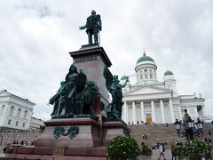 ヘルシンキ大聖堂　白い外壁と緑のドーム屋根が美しい福音ルーテル派の総本山　1917年に独立を果たすまではロシアのニコライ1世にちなんで「聖ニコラウス教会」と呼ばれていました

元老院広場に建つ立像はロシア皇帝アレクサンドル2世の立像　1809年隣国ロシアに割譲された時代の産物