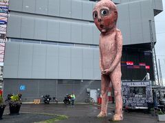 途中巨大な小便小僧が豪快に立小便していました　Bad Bad Boyというタイトルで彫刻家のTommi Toija氏の作品　