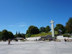 旧市街や中世時代とは関係ありませんが聖ニコラス教会の先にある自由広場とそこに建つ独立戦争記念碑

記念碑はエストニア独立戦争中に亡くなった人をはじめ、自由と独立のために戦ったすべての人々を記念すべく2009年に建てられたもの　記念碑の高さは23.5m　143枚のガラス板が使われています

様々な国から支配を受けていたエストニア　独立記念日も2回あり(2月24日の独立記念日と8月20日の独立回復の日)自由と独立に対する想いは今の日本人の比ではないハズ