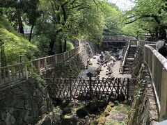 下はちょっとした遊歩道。緑が多く、気持ちいいい。