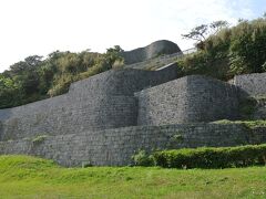 浦添城は12～15世紀に築かれた琉球王朝の城（グスク）です。防衛に適した地形から、沖縄戦では首里周辺の重要拠点として重視されました。
