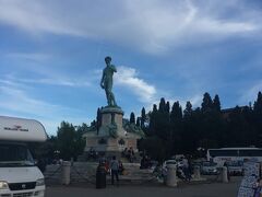 フィレンツェに戻って、ミケランジェロ広場。
ダビデ像のレプリカ。
