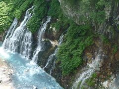 橋の上から「白ひげの滝」を見ています。
この滝「潜流爆」（せんりゅうばく）と言うそうです。
層の隙間を流れる地下水から湧き上がる水が勢いよく流れ落ちてくる。