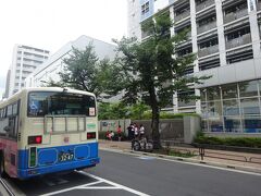 上野駅で下車します。（乗ってきたバスと右は岩倉高校（元々は鉄道学校でした。）　　