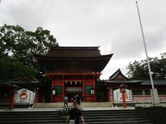 富士宮の富士浅間大社に立ち寄りお参りと散歩。
強い雨が降り出したのでお宮横丁へは行かず、バスに戻りました。
途中海老名サービスエリアでトイレ休憩して、東京駅に18:30前に到着。
随分荷物が軽いと感じましたが、帰宅後計ったら6.5kgで行き(7.3kg)と1kgも変わらずでした。

富士登山は一生に一度でいいと思っているのですが、今回ガイド付きツアーに参加して楽しかったので、気が変わってまた行きたくなるかも知れません。
そしたらまた同じガイドさんがいいなと思うくらい、皆の希望を聞いて下さったベテランガイドでした。
リピーターが多いので、他にも良いガイドは沢山いらっしゃるんだろうなと思います。
良い思い出が出来ました o(^▽^)o