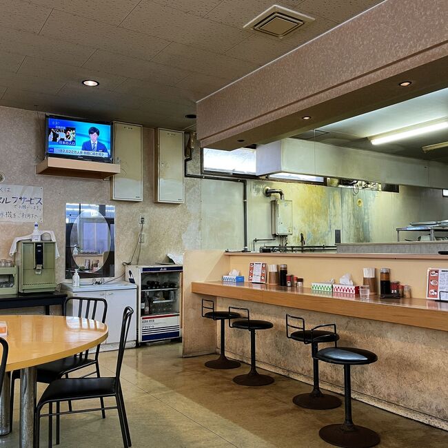 昔ながらの食堂とラーメン屋が合体した雰囲気の店内には座敷席もあり、夫は最初ラーメンを食べるつもりだったけど、私が見つけた入手困難と注書きされている限定料理が気になったようで、2人とも同じものを注文した。<br />