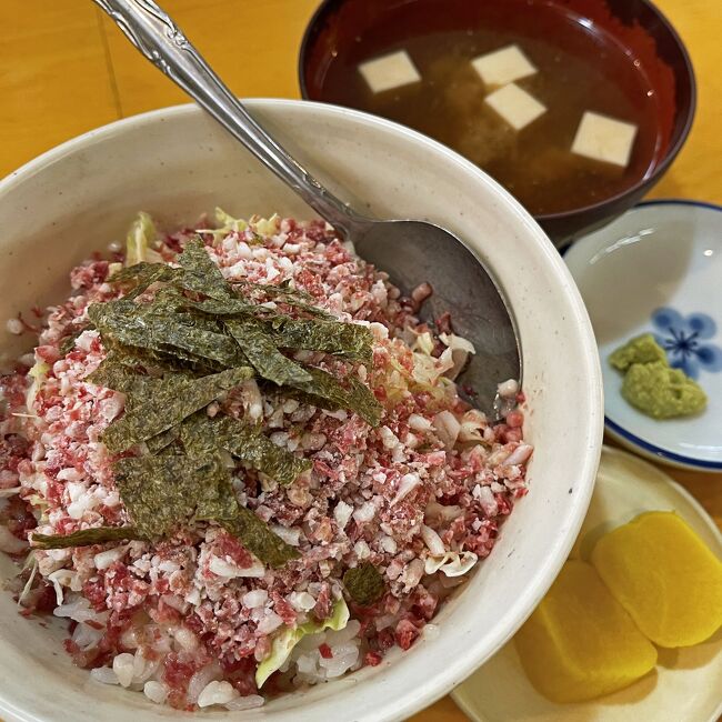 【牛トロ丼】1000円<br />白いご飯にミンチ状の凍った牛肉とキャベツが乗っており、豆腐の味噌汁が付いてきた。