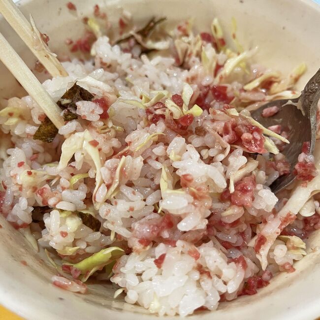 「混ぜすぎってくらいシッカリ混ぜてから醤油をかけて、好みで山葵をどうぞ」と言われたので、一生懸命かき混ぜていくと、牛肉が溶け始めて赤味が鮮やかになる。<br />早速食べてみると、脂の旨味が溶けて混ざり合い、とっても美味しいけどこの味知ってる…台湾の魯肉飯をめちゃくちゃ上品にした味だ（なので美味）。<br /><br />