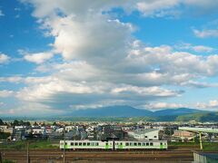 HOTEL目の前が線路だから富良野駅に発着する電車と、トムカラシ山・十勝岳・富良野岳を一緒に望める、素晴らしい景色が広がっている。