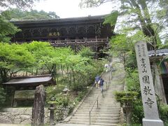 階段の上が　園教寺・本堂ですね。