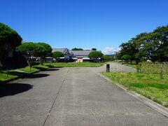 正面に見えるのは小峰城歴史館です。
まだ、開館していないので城山公園内をテクテク。