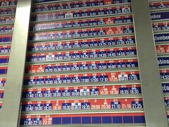 　バスセンターの時刻表。スロバキアの時刻表は行先ごとに表示されています。１０：００発のプレショフ行きに乗ることにしました。それまで２時間余り街歩き出来ます。