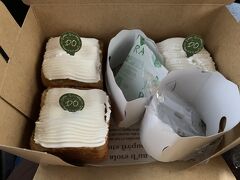 「談合坂サービスエリア」でキューブ型プリンアラモードという名前に惹かれて買いました。キューブ型の生地にプリンが入っていて器まで食べられるという不思議なプリンです。フルーツも入っていて美味しかったです。