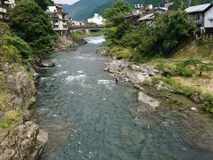 郡上八幡の中心部市街地は吉田川という清流で二分されていて、そこにかかる新橋付近が観光名所が固まったエリアです。橋からこの川で渓流釣りをしている釣り人を多数見かけました。