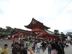 全国に約30,000社あると言われる稲荷神社の総本宮である伏見稲荷大社は割と早い時間なのにもう人でいっぱいでした。