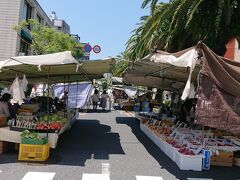 蓮池町通から日曜市に入ります。