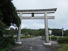 20分近く走って住吉神社に。宮崎市フェニックス自然動物園に隣接する歴史ある神社で、これが第1の鳥居