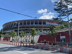 明治神宮から歩いて25分もかからずに見えてきました。
お馴染みの建物とTOKYO2020の文字