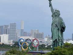 日にちは移って
開幕8日目7月30日
毎日のメダルラッシュに興奮も冷めやみません。
フォートラ仲間のブログにお台場の方に聖火が灯っているのを見て
お台場に来てみました。
自由の女神の側かと思ったら違いました。
第一自由の女神周辺は塀で囲われ行くことが出来ません。
この写真は向かいのレストランの通路から撮影