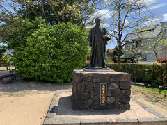 移動しまして、城下町の街並みが残るエリアへ。
公園の中に高杉晋作像があります。